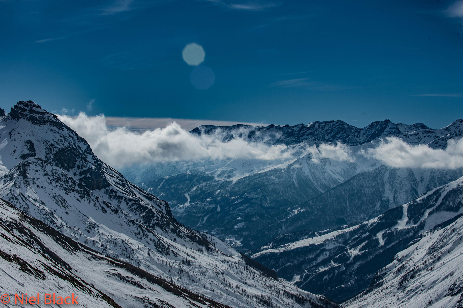 Photo de paysage de montagne. Sommet enneigés dans la vallée de Serre Chevalier située dans les Hautes Alpes.